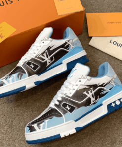 LV Louis Vuitton 2022 latest purchase-level LV Trainer sneakers are made of Monogram embossed calfskin