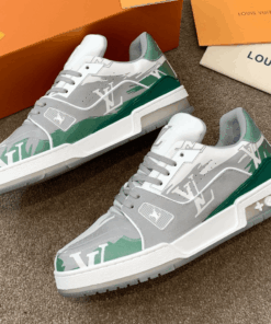 LV Louis Vuitton 2022 latest purchase-level LV Trainer sneakers are made of Monogram embossed calfskin