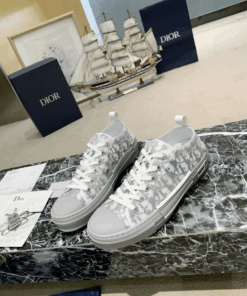 DIOR x KAWS co-brands the new 2021 early spring