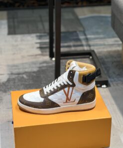 LOUIS VUITTON sneakers