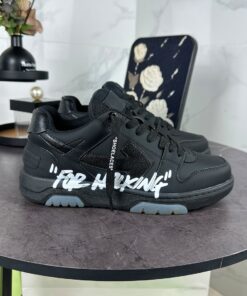 Off-White Sneaker